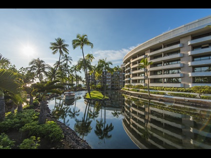 Exterior shot of Ocean Tower by Hilton Grand Vacations resort on the Big Island in Hawaii. 