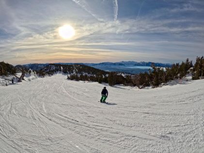 A Hilton Grand Vacations Member skiing at Lake Tahoe