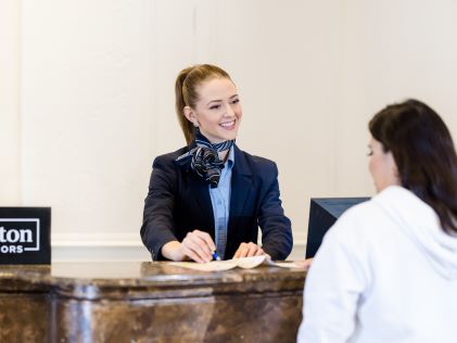 A Hilton Grand Vacations Team Member assisting a Guest