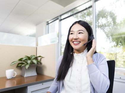 A Hilton Grand Vacations Team Member working at the call center to support Members