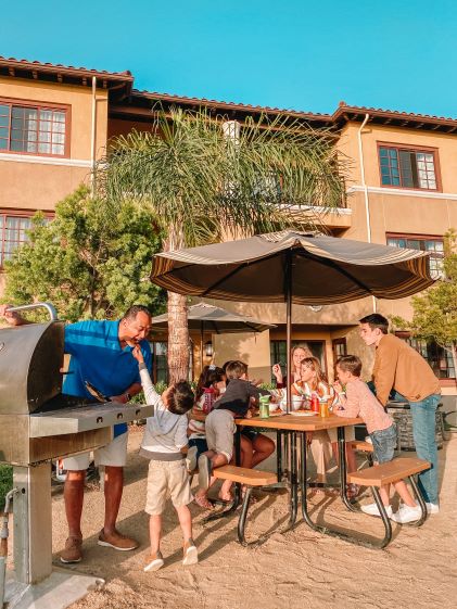 A Hilton Grand Vacations family enjoying dinner outside on property